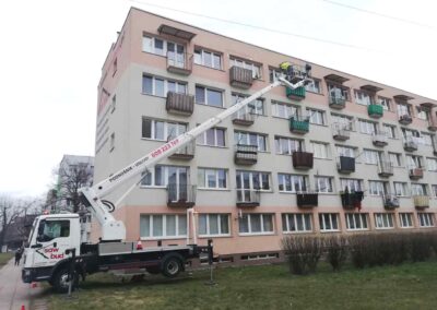 Podnośnik 30 m - praca przy daszkach