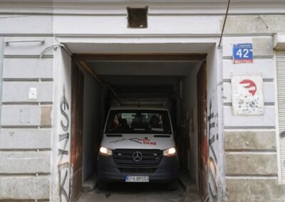 Przejazd podnośnikiem przez ciasną bramę