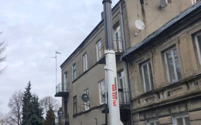 Podnośnik koszowy praca na stadionie Orzeł Łódź
