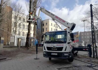 Wynajem podnosnika 30 m do wycinki drzew Łódź
